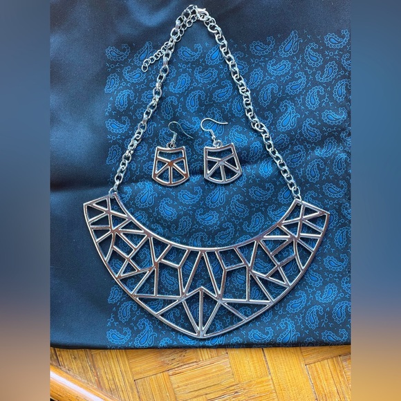 Vintage Jewelry - Geometric silver toned metal necklace & earring set